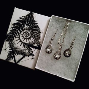 Necklace & earrings set 🐼